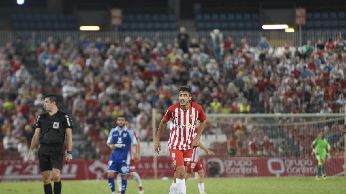 Caballero en una jugada del partido del Almería ante el Tenerife.