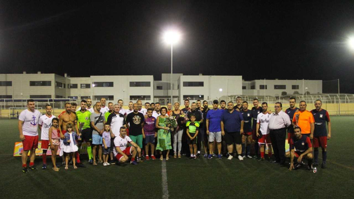 Los equipos de Roquetas rinden homenaje a Juan Malavida.