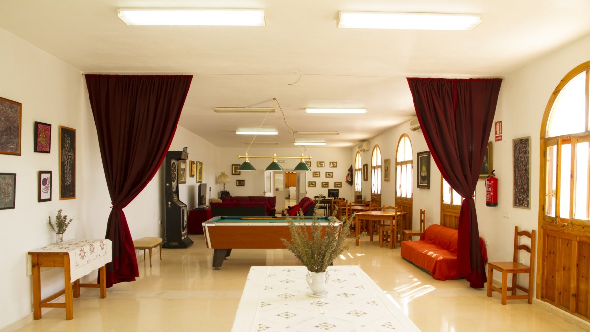 Salón del albergue utilizado hasta ahora como granja escuela y que se ha convertido en centro de acogida.