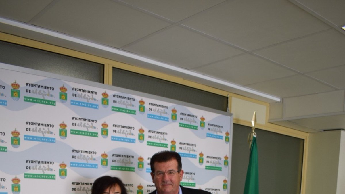 El secretario de los socialistas ejidenses, José Miguel Alarcón junto a la edil Ángeles Carvajal