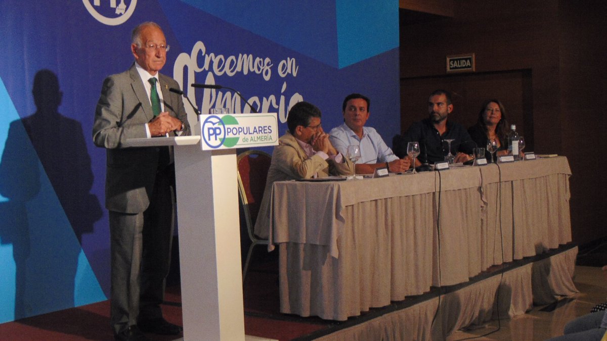 Gabriel Amat, presidente del PP de Almería, durante su intervención en la Junta Directiva provincial.