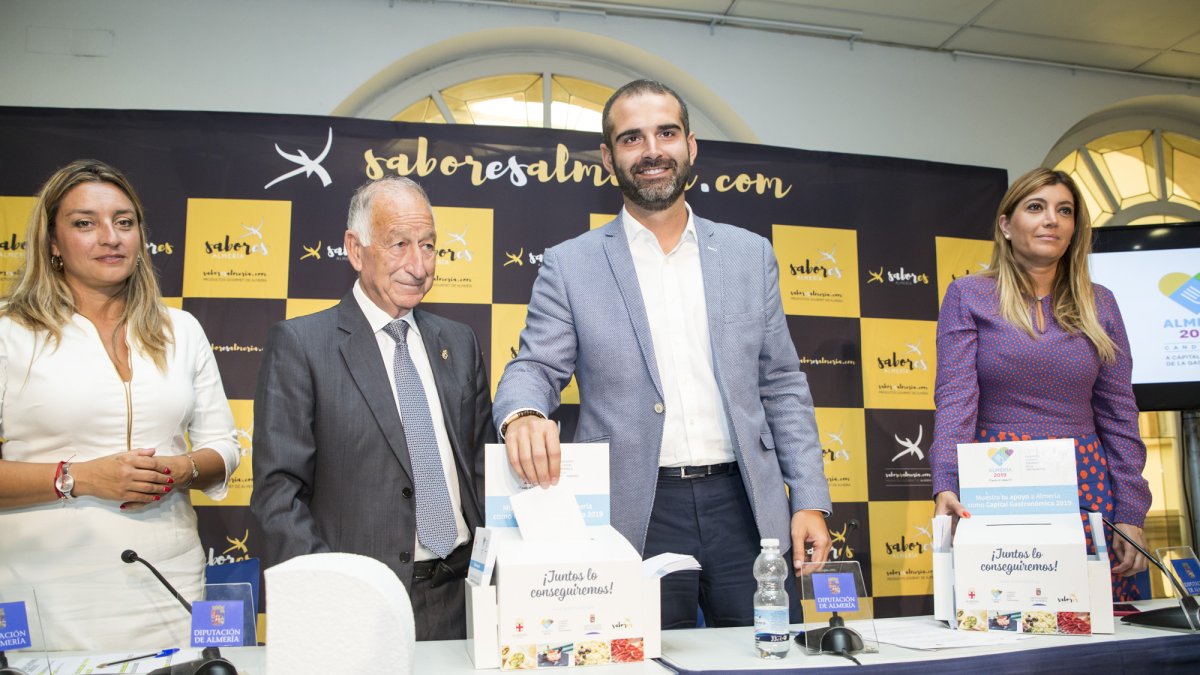 Ramón Fernández-Pacheco y Gabriel Amat, durante la presentación de las urnas.