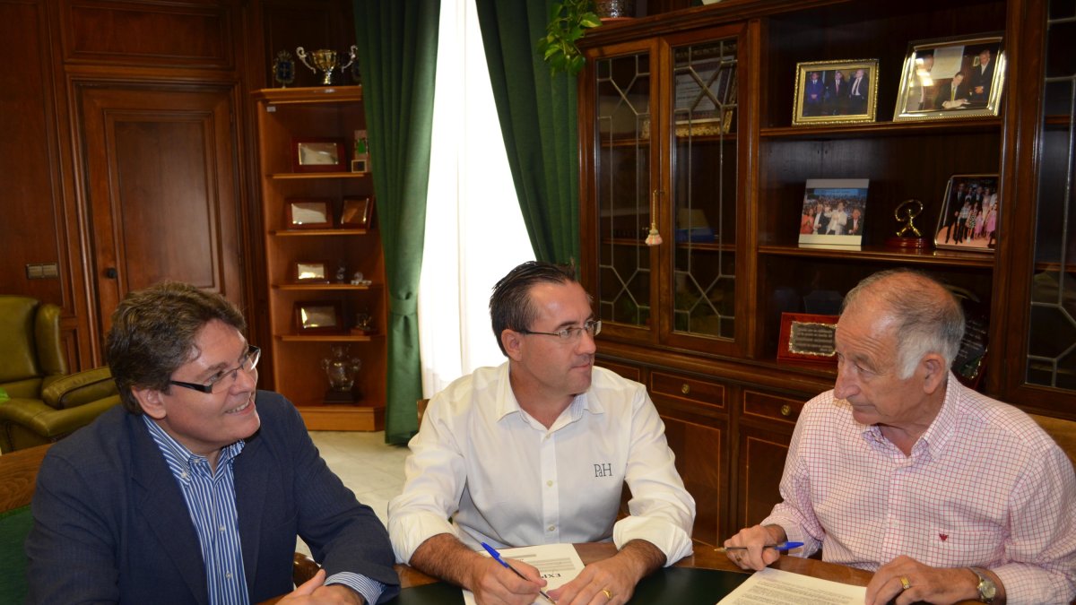 El exalcalde de Albox, José García Navarro (centro), en una foto de archivo.