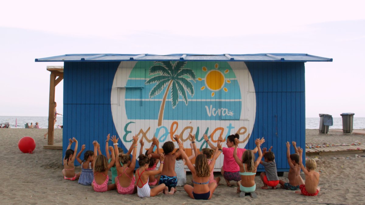 Niños junto a una de las casetas de Expláyate.