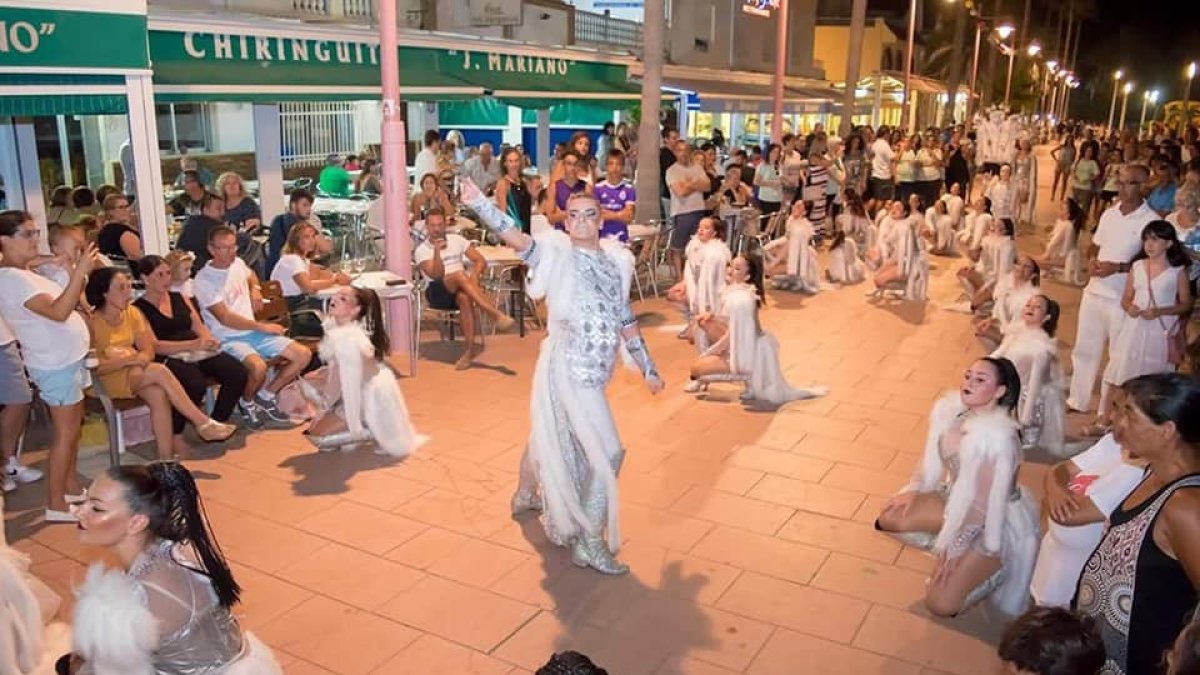 Una de las actuaciones de la Noche en Blanco de Carboneras.