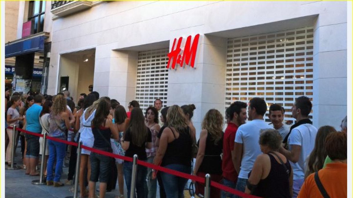 Colas en el Paseo en el momento en el que abrió H&M en septiembre de 2011.