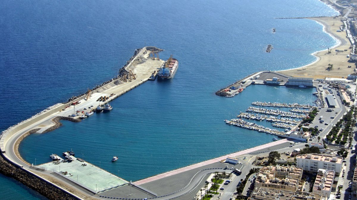 Dique de abrigo del puerto de Garrucha.