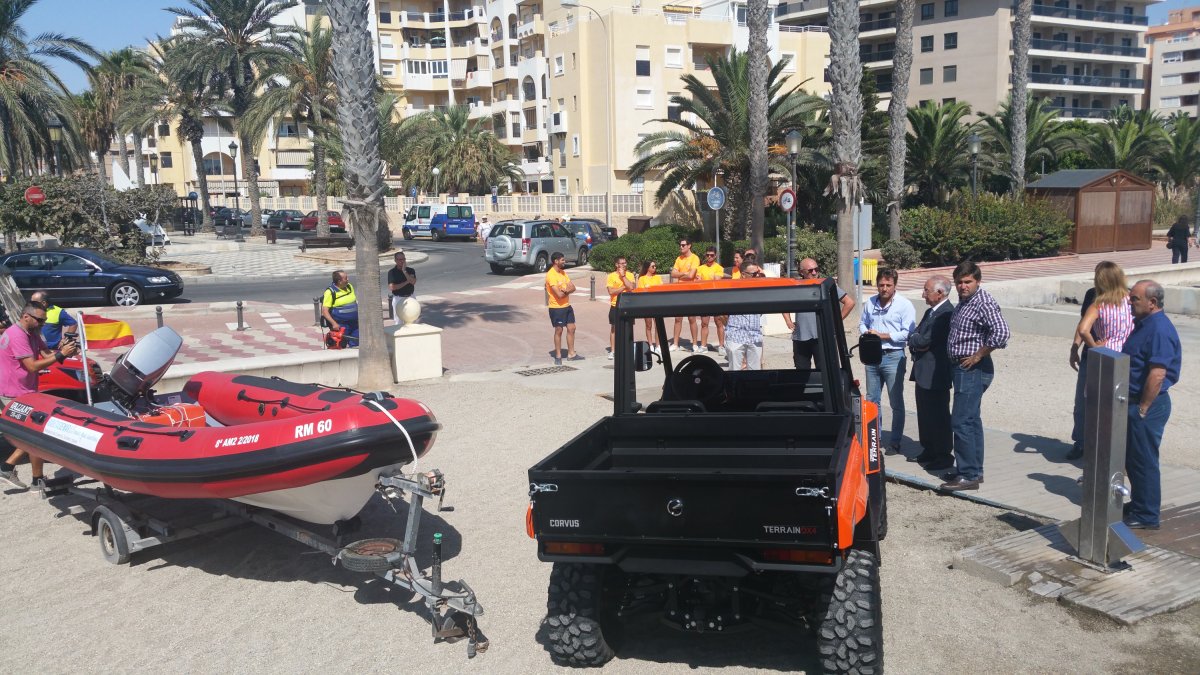 Embarcación y vehículo incorporados al mantenimiento de playas.