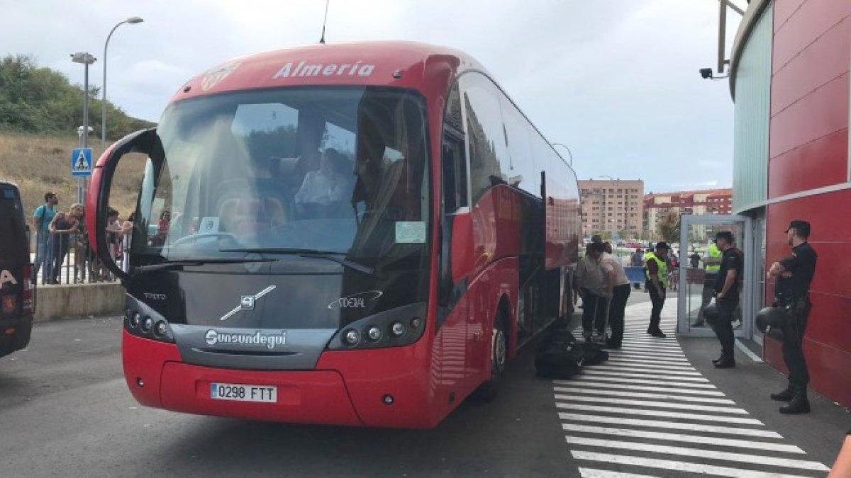 El autobús del Almería en El Sadar poco antes de iniciar el viaje de regreso.