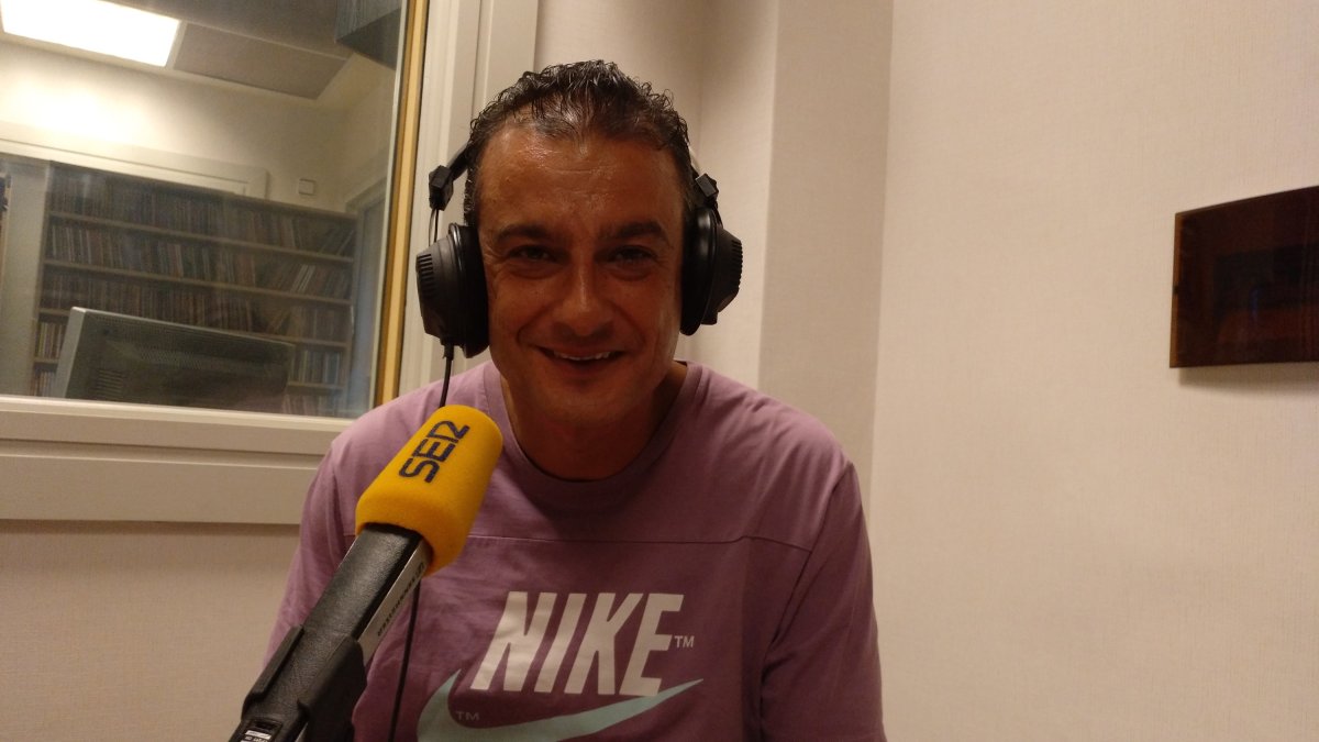 Isra Polo en los estudios de la Cadena SER.