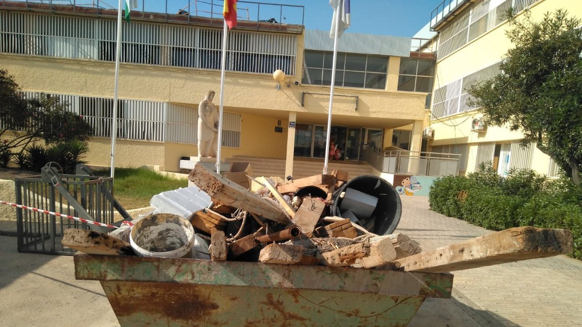 Materiales de construcción en zonas de paso del centro fotografiadas por los padres.