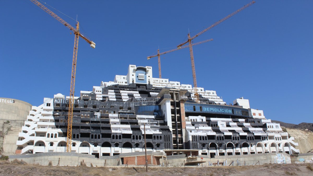 Hotel en la playa de El Algarrobico, que espera para ser demolido.