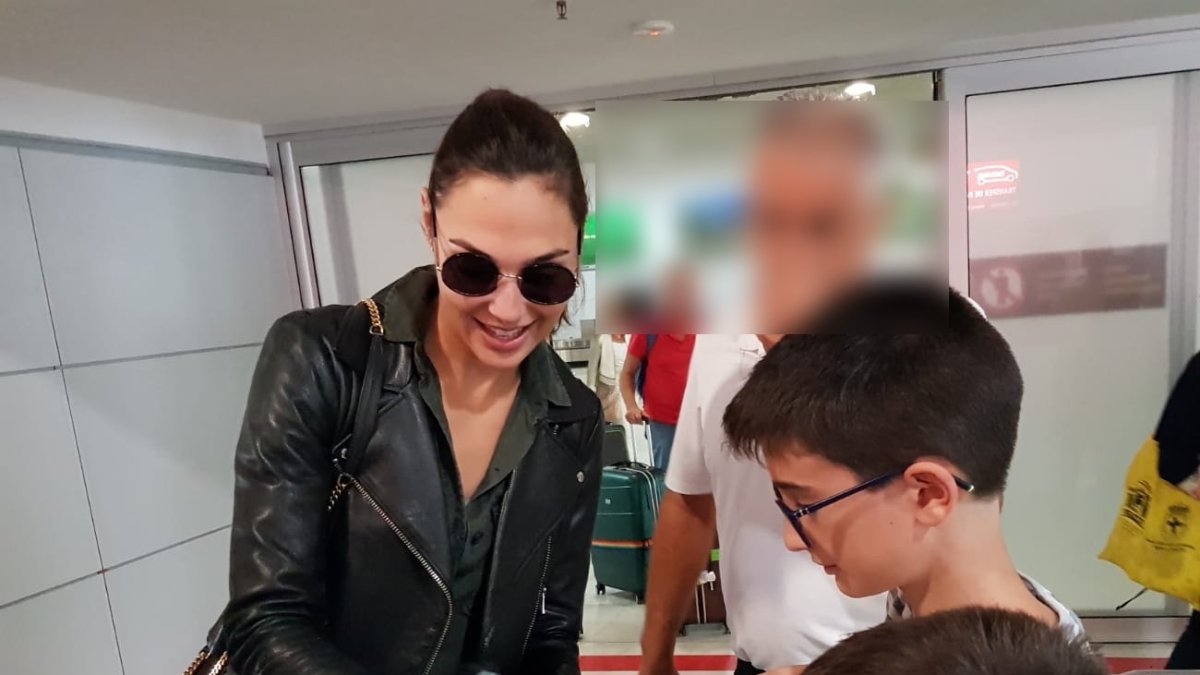 La actriz Gal Gadot firmando a dos pequeños cinéfilos a su llegada a Almería (Foto: Cine en Serie).
