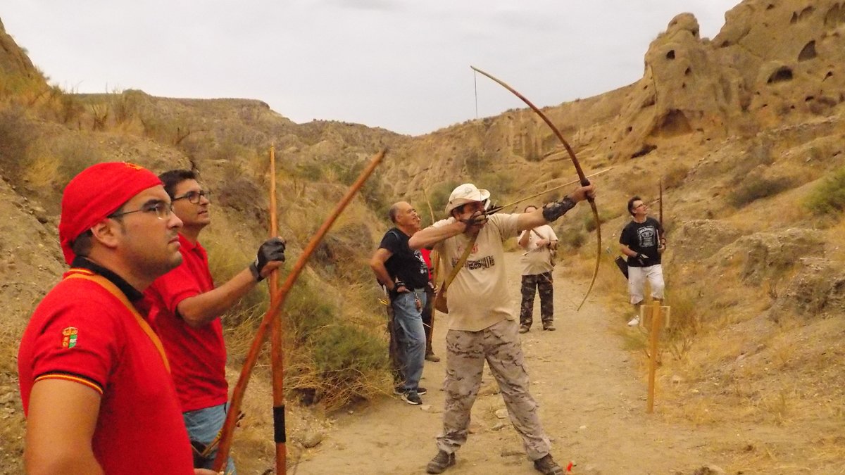 Lanzamiento de tiro con arco prehistórico.