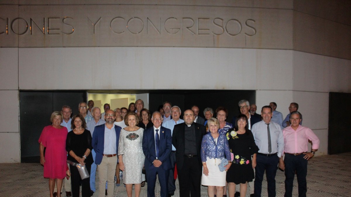 Asistentes a la cena pro-paso procesional con el presidente de la Diputación a la cabeza.