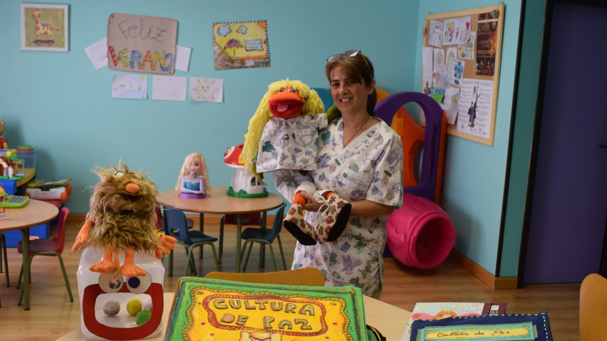 Mercedes Ortiz en el aula del Hospital junto a la mascota de los niños ‘MOM’.