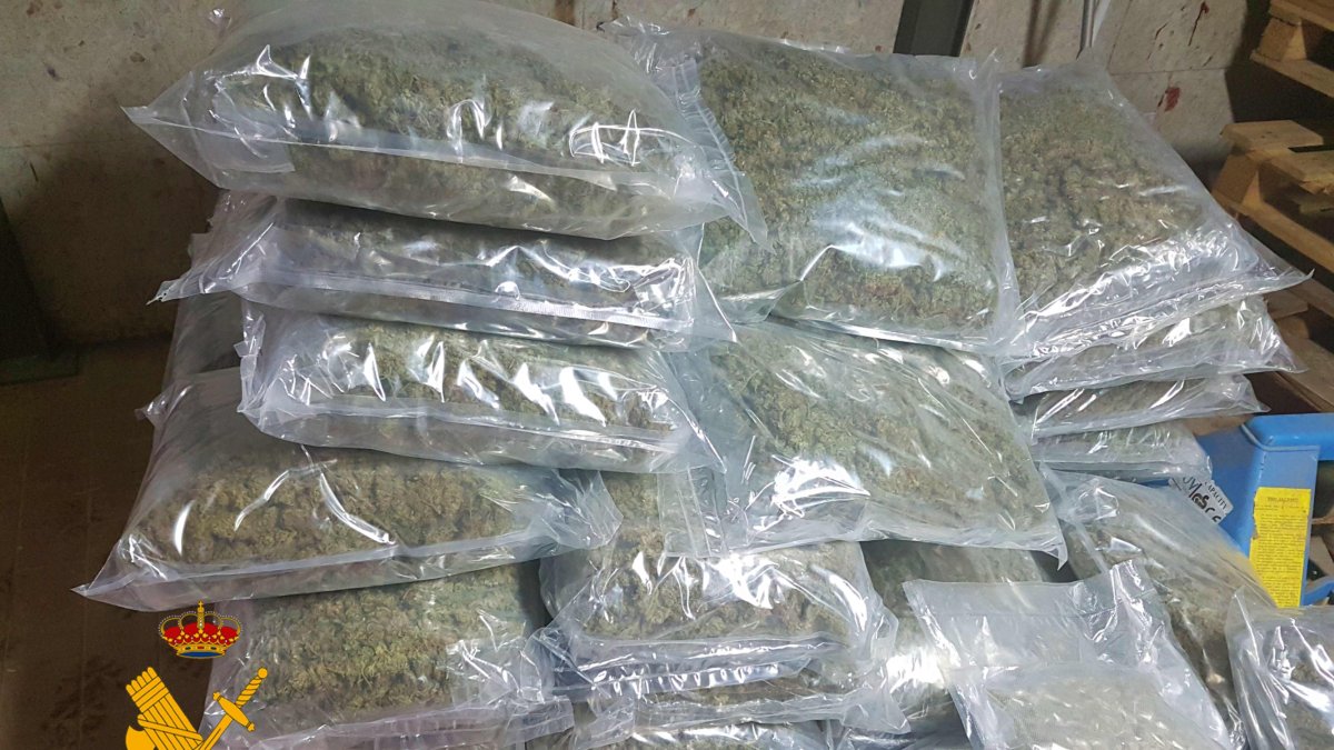 Fardos de droga encontrados por la Guardia Civil.