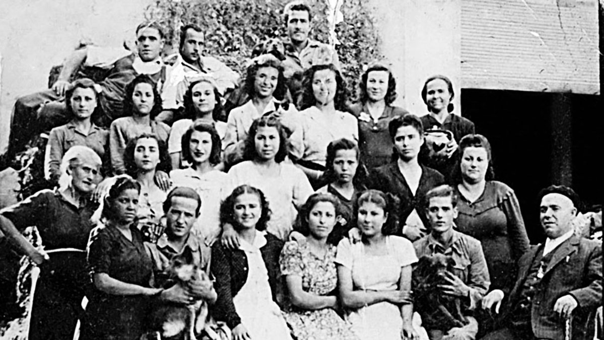 Francisco Delgado, más conocido como ‘el Pellejero’, en su almacén de la Rambla de Belén junto a colaboradores.