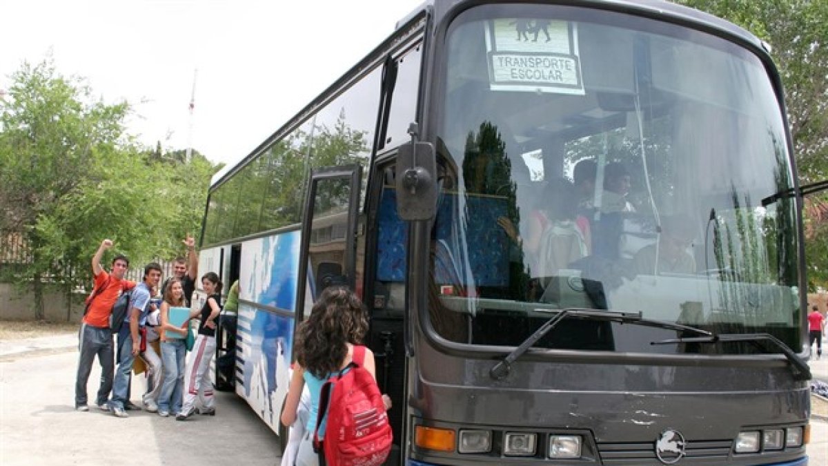 Alumnos en una ruta de transporte a colegios.