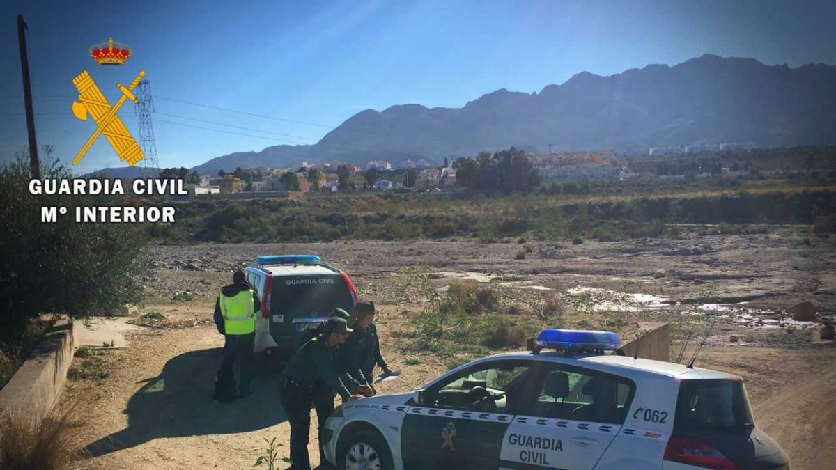 La Guardia Civil esclarece el robo de tres vehículos.