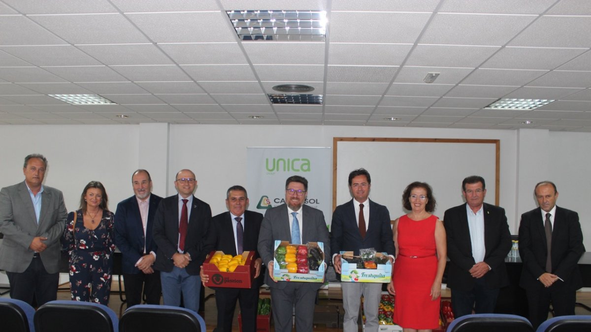 Foto institucional de la Junta de Andalucía con los dirigentes de la cooperativa Camposol.