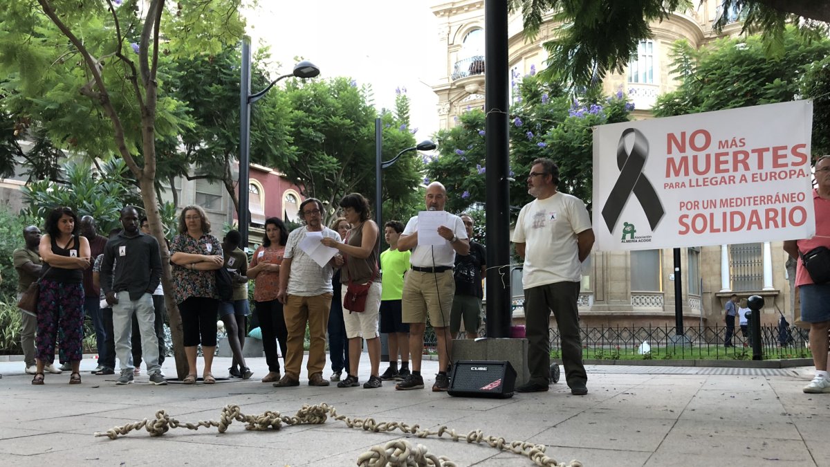 Concentración por la personas fallecidas en patera