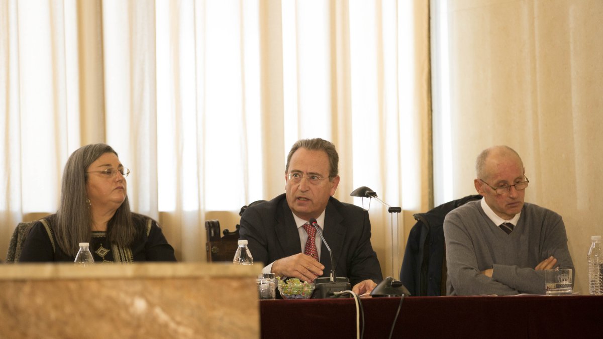 Mesa presidencial del plenario en el que se sienta el interventor provisional