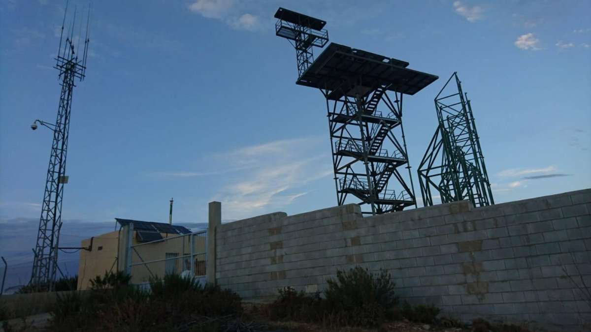 Antenas instaladas en el asentamiento militar de Cerro Mezquita, el punto más alto de Sierra Cabrera.