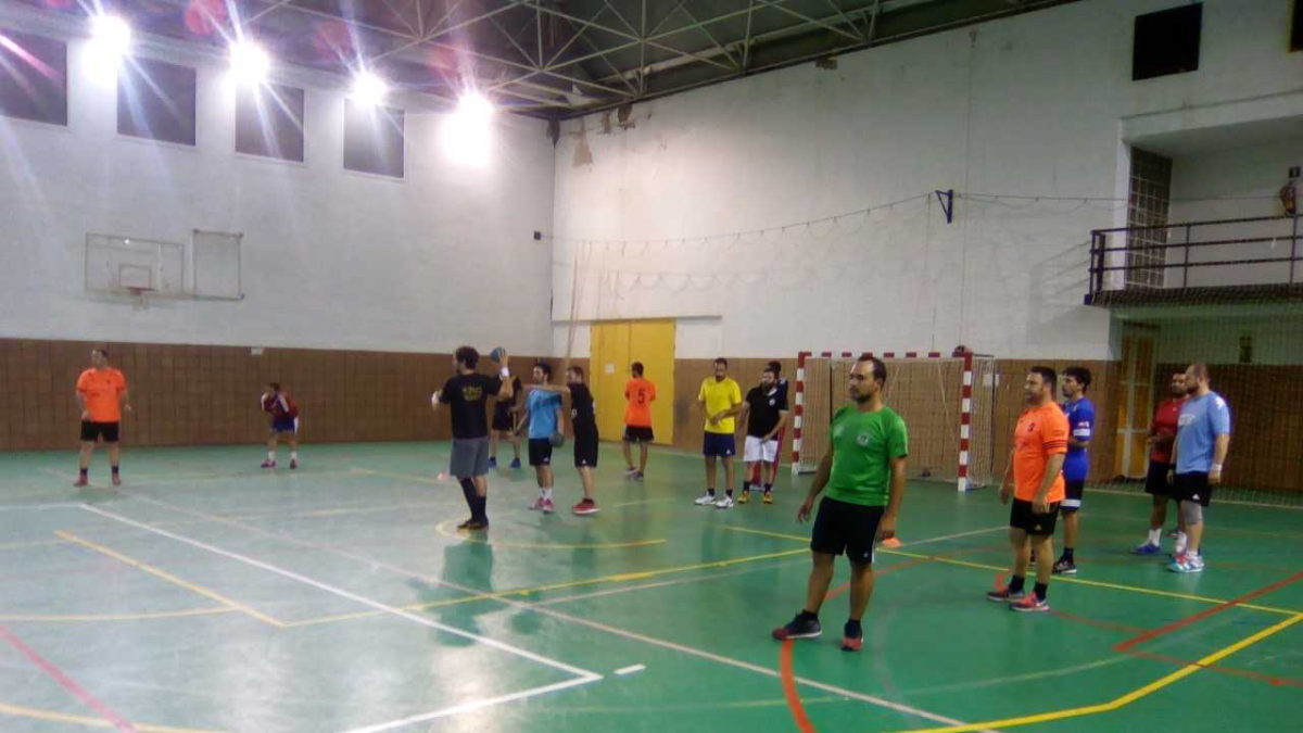 Los jugadores alternan las sesiones de trabajo.