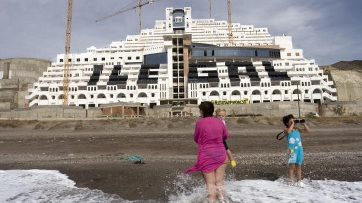 El edificio de El Algarrobico visto desde la playa.