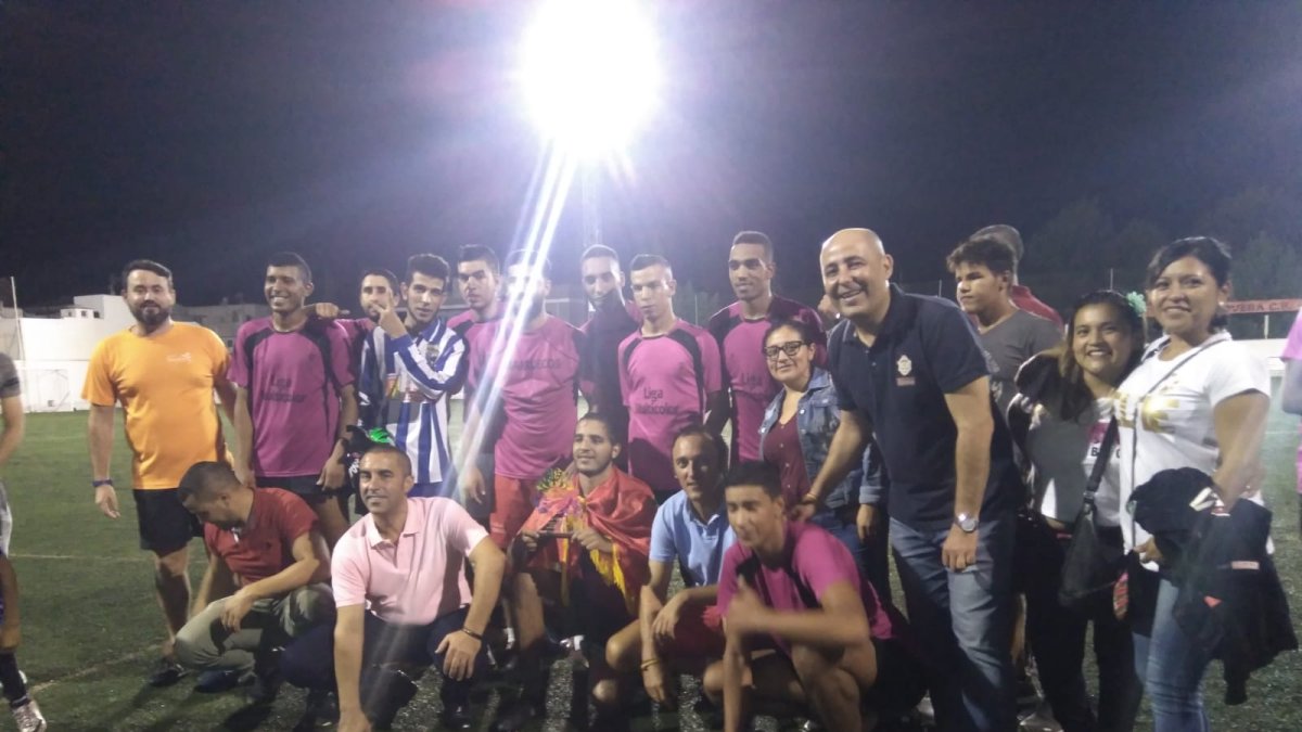 Autoridades con el primer clasificado.