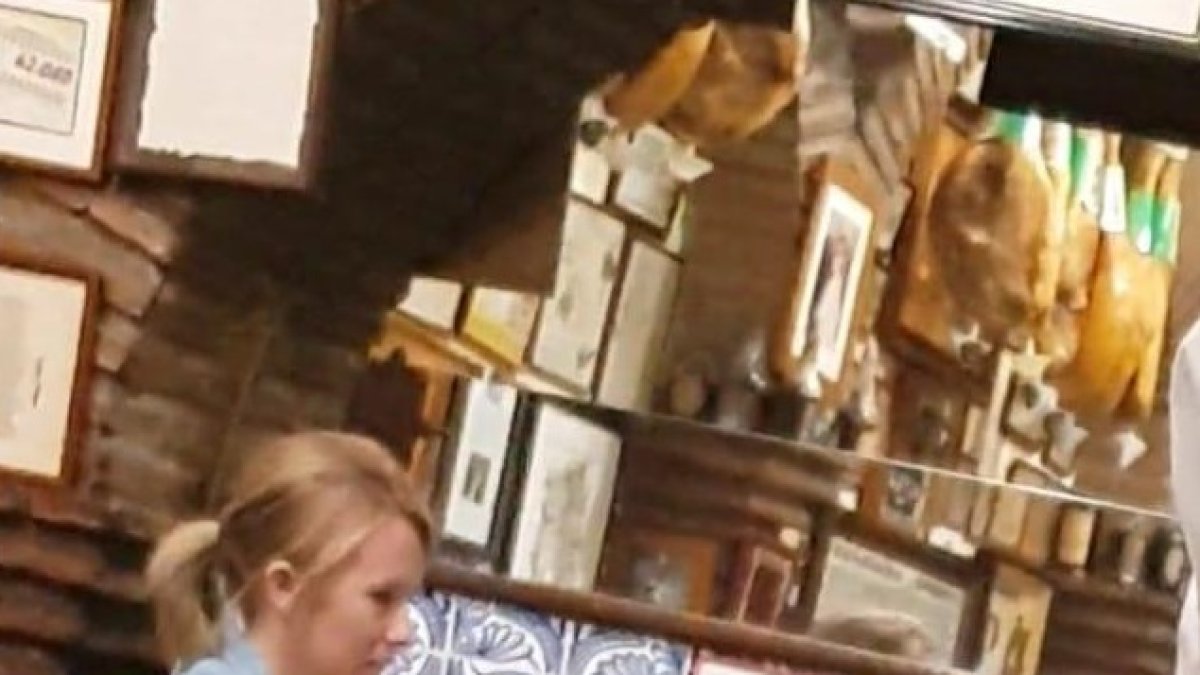 La actriz Gal Gadot, a la derecha de la imagen, durante su visita a Casa Puga.