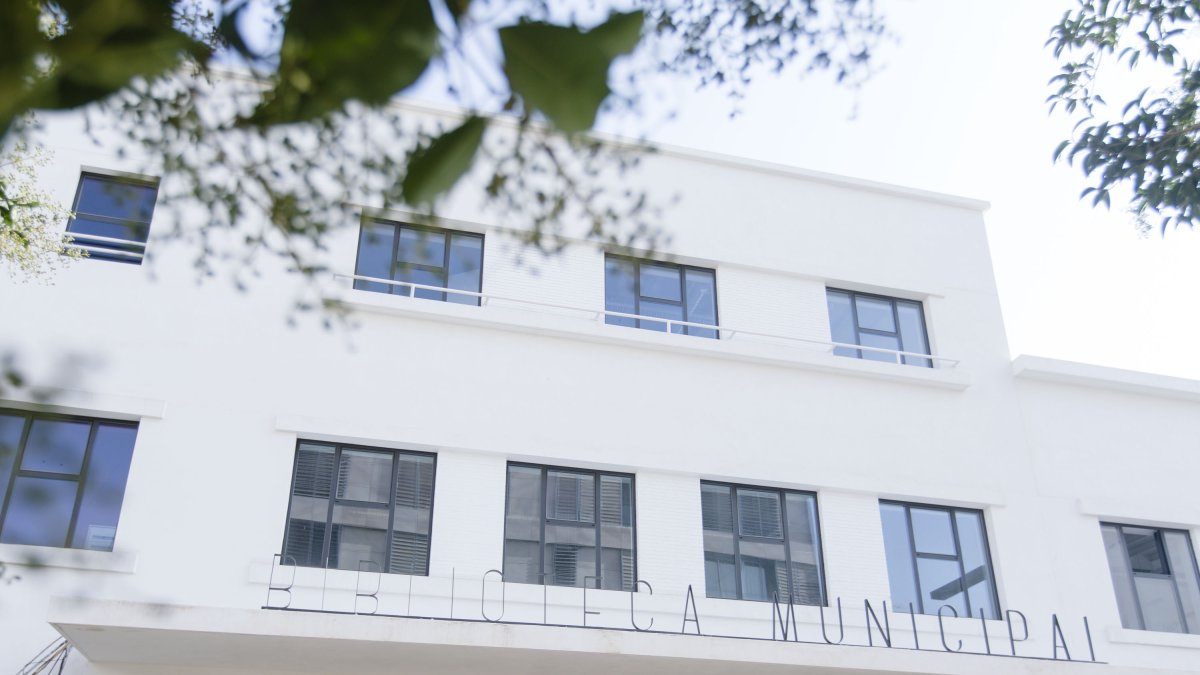 Fachada principal de la nueva Biblioteca Municipal de Almería, en la calle Santos Zárate, tras la rehabilitación.
