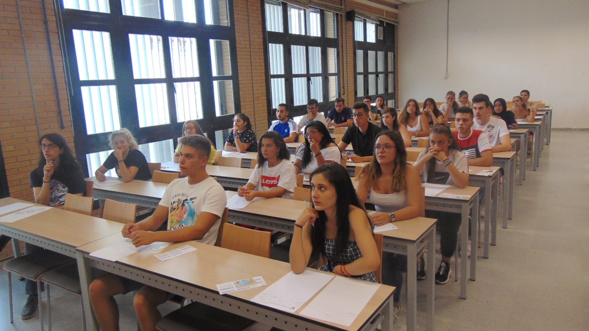 Los estudiantes antes de realizar la prueba de idiomas en el Aulario II de la Universidad de Almería.