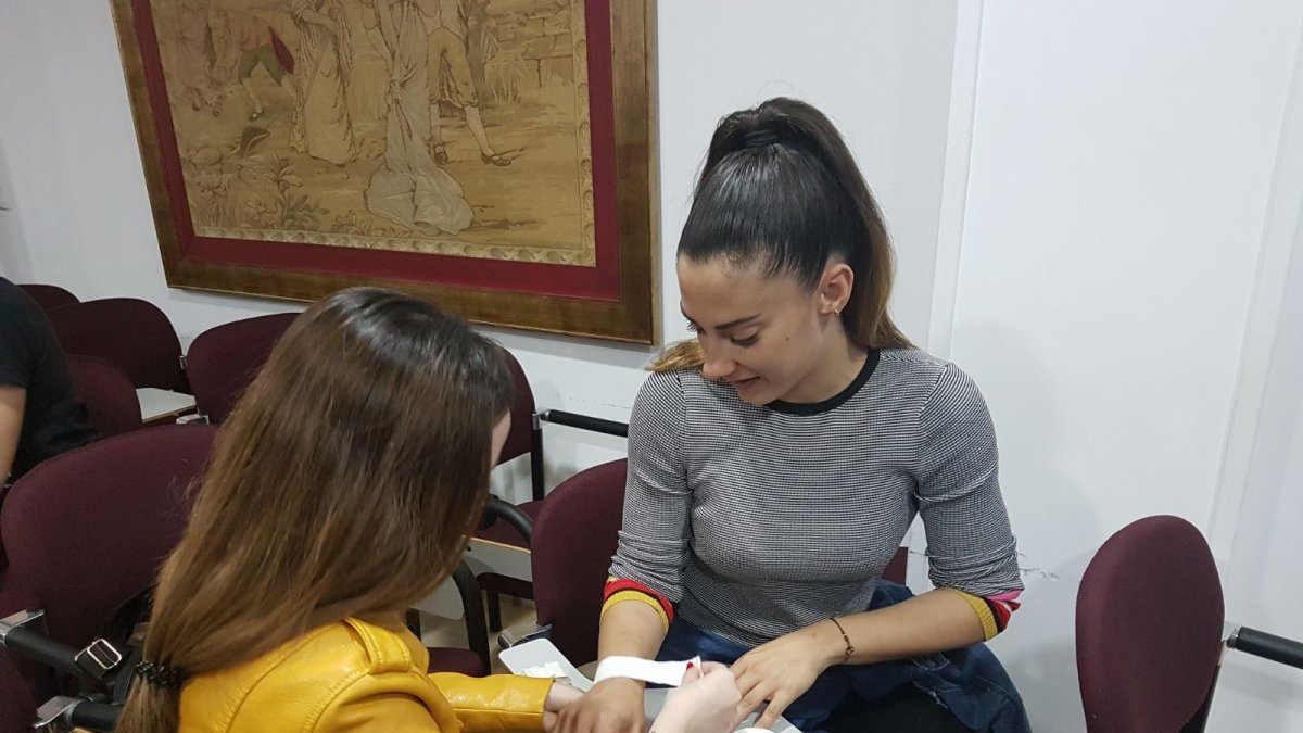 Una enfermera atendiendo a una paciente tras lastimarse la muñeca.