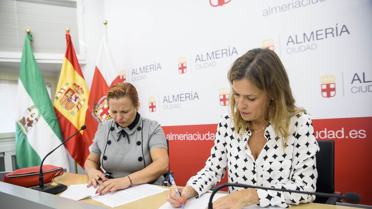 Momento de la firma del acuerdo para firmar la serie.