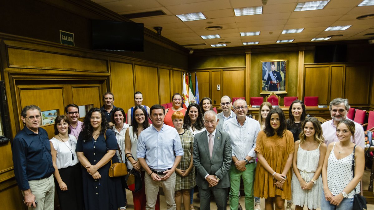 Foto de familia con los nuevos funcionarios.