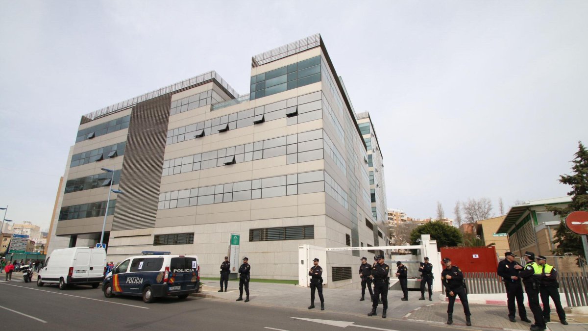 Dispositivo policial en los juzgados durante una declaración de Ana Julia en marzo