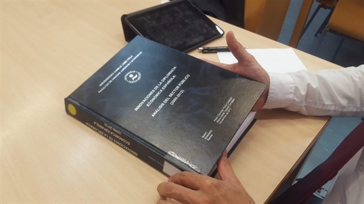 Ejemplar de la tesis de Pedro Sánchez consultada este miércoles por periodistas