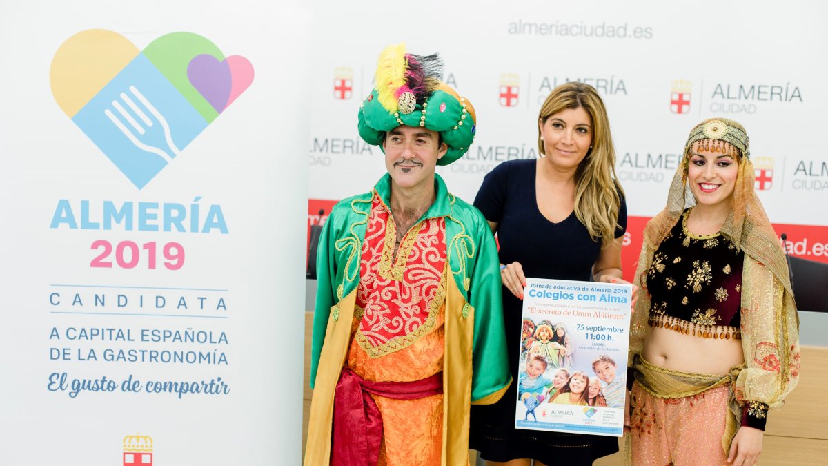 Carolina Lafita con el rey Al-Mutasim y su hija Umm Al-Karim