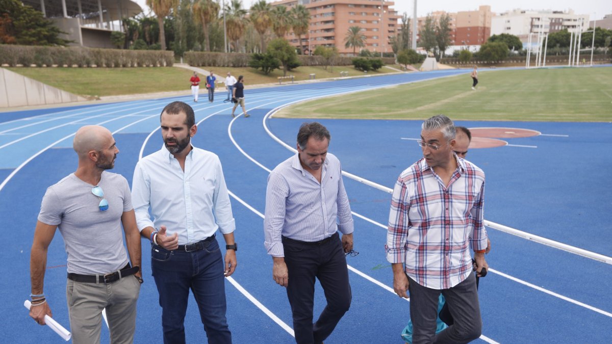 El alcalde en la nueva pista de atletismo.