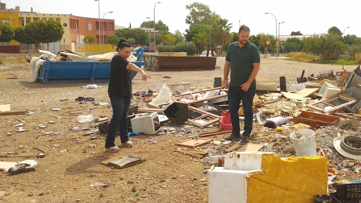 Concejales de Izquierda Unida en el vertedero ilegal de La Aldeílla.