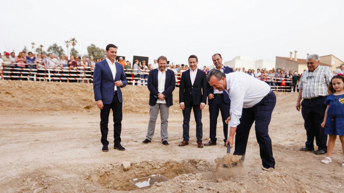 El alcalde de Pulpí, Juan Pedro García, colocó la primera piedra de las obras del espacio escénico en mayo.