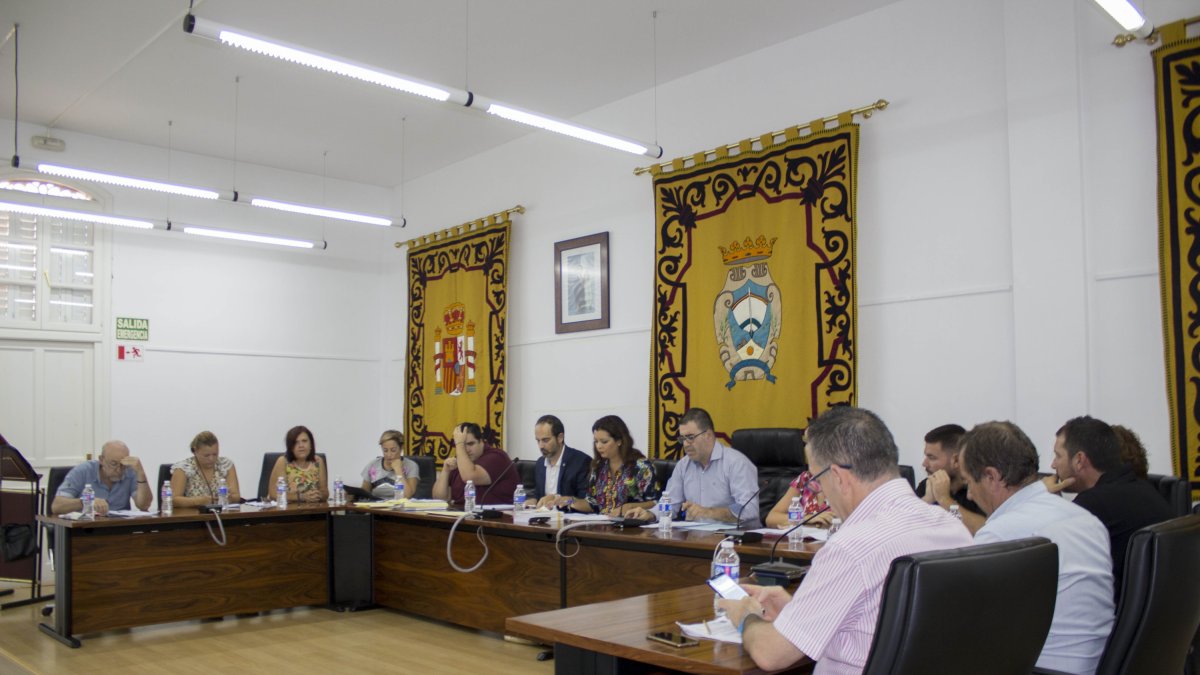 Felipe Cayuela preside el Pleno celebrado ayer, a escasos metros de Amérigo.