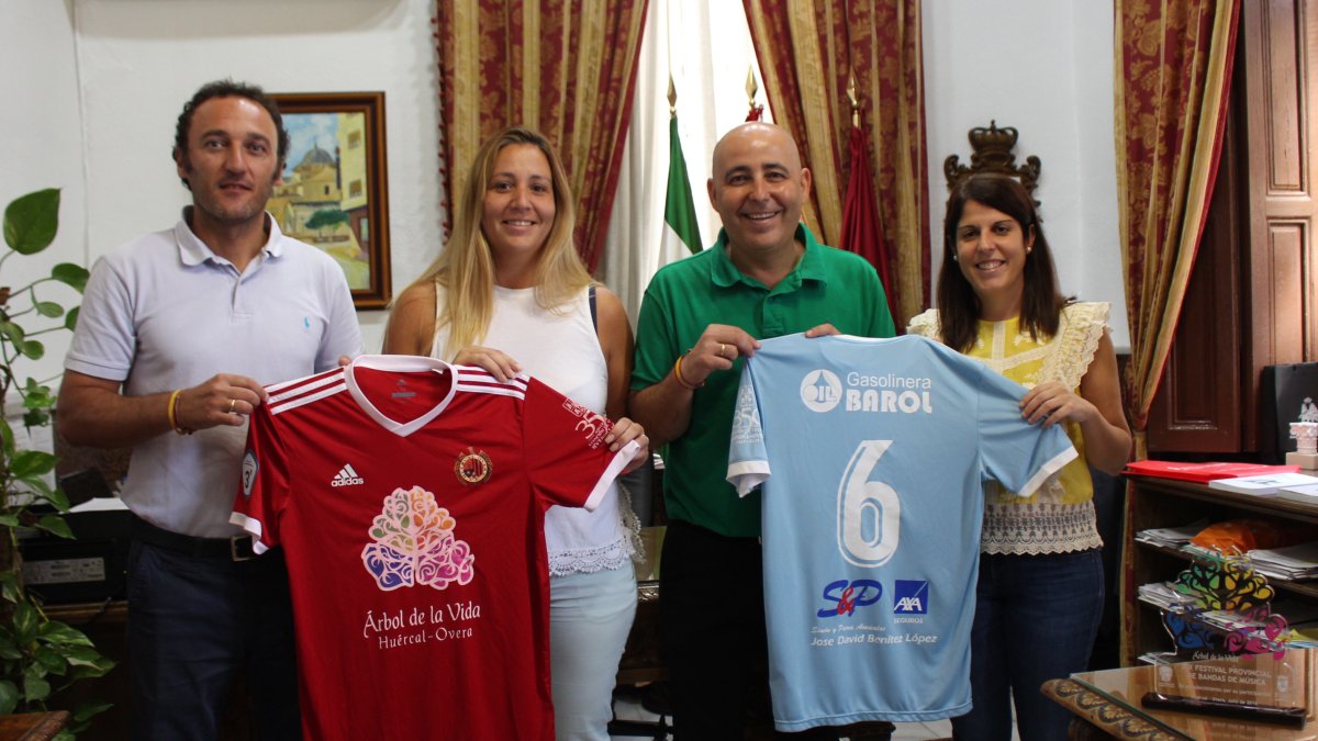 Alcalde y concejales con la presidenta del club tras la firma del Convenio.