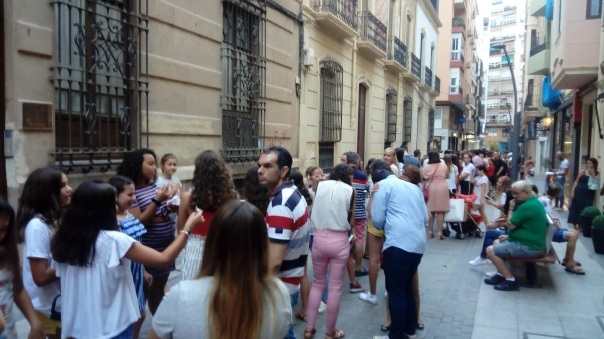 Cola en la calle Minero.