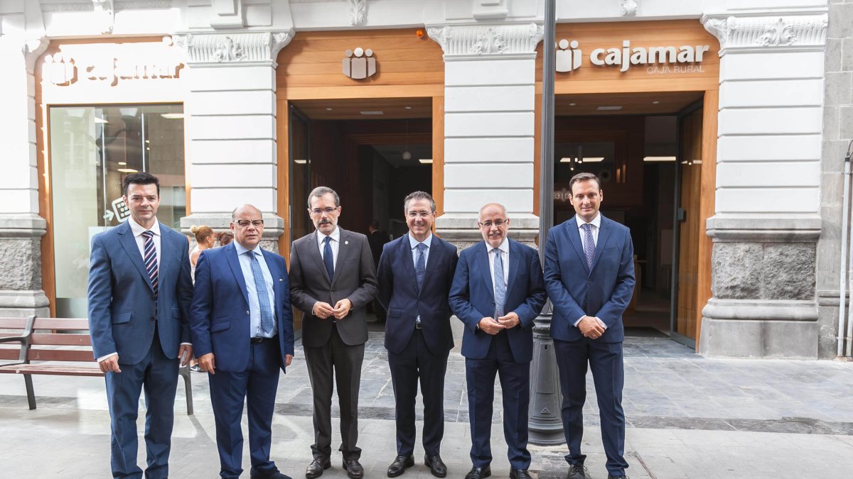 El presidente y director de Cajamar y distintos representantes políticos insulares.