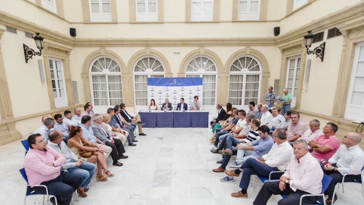 Representantes de los 47 municipios acudieron a la entrega de ayudas.