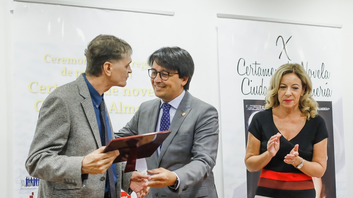Manuel Guzman entrega uno de los premios.