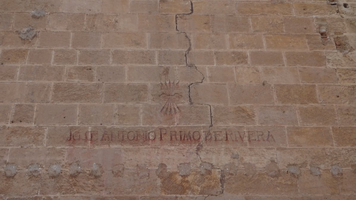 Símbolo fascista y homenaje a Primo de Rivera en la fachada de la Catedral.